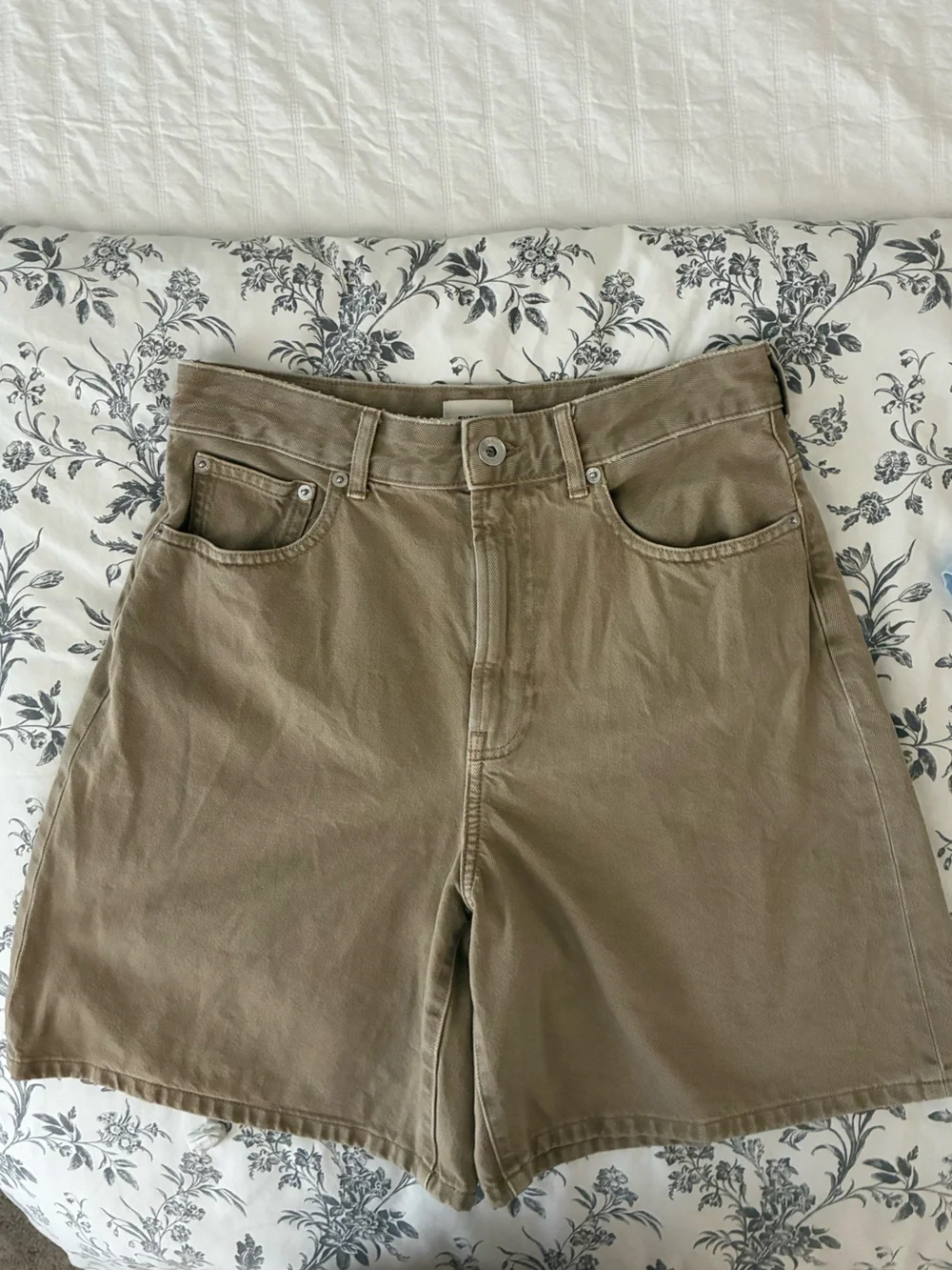 Everlane Women’s Shorts the long denim short 28R